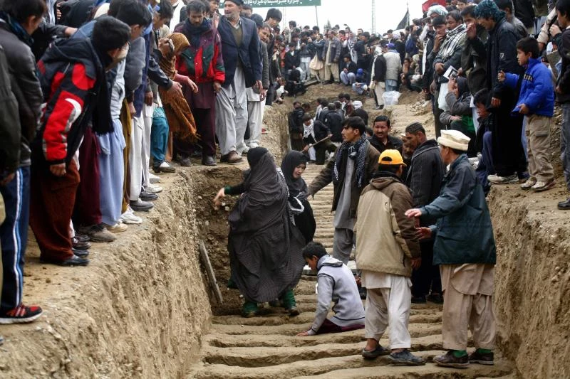 Pakistan Shiites bury dead as govt vow to get culprits