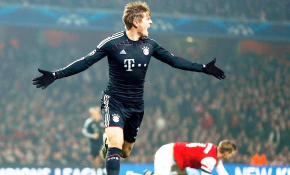 Bayern cruise, Porto gain slight advantage