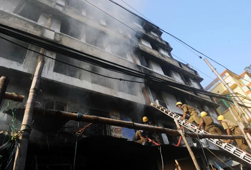 Fire at illegal market In India kills at least 19