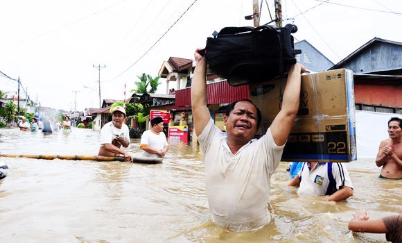 Indonesia floods, landslides kill 17