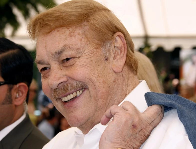 Lakers' owner Buss dies