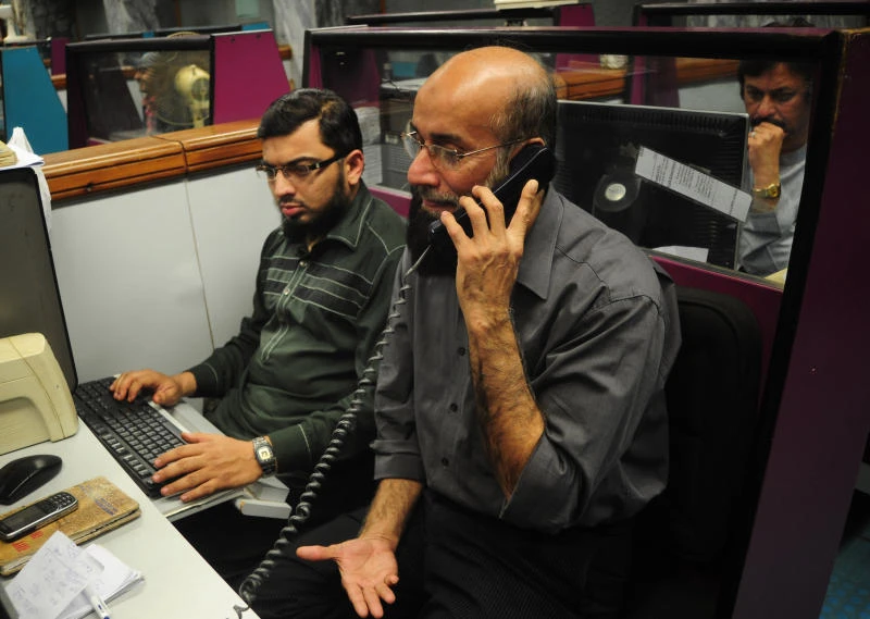 Pakistan stocks close higher, rupee weakens