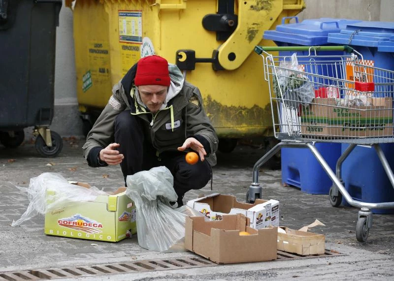 German bin-divers get connected to wage war on food waste