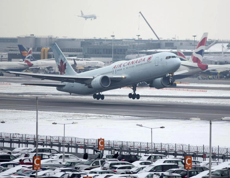 Heathrow sees threat from Gulf airport hubs