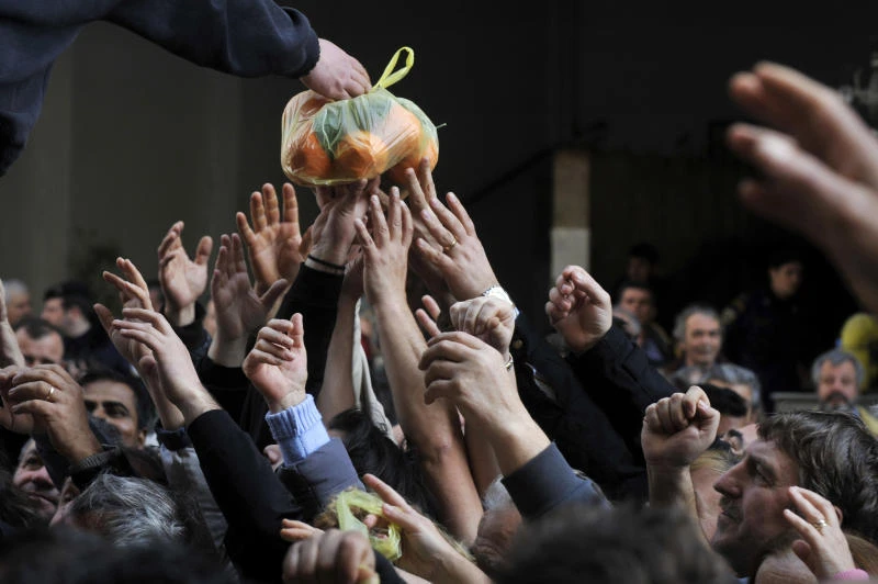 Desperate Greeks scuffle at free food handout
