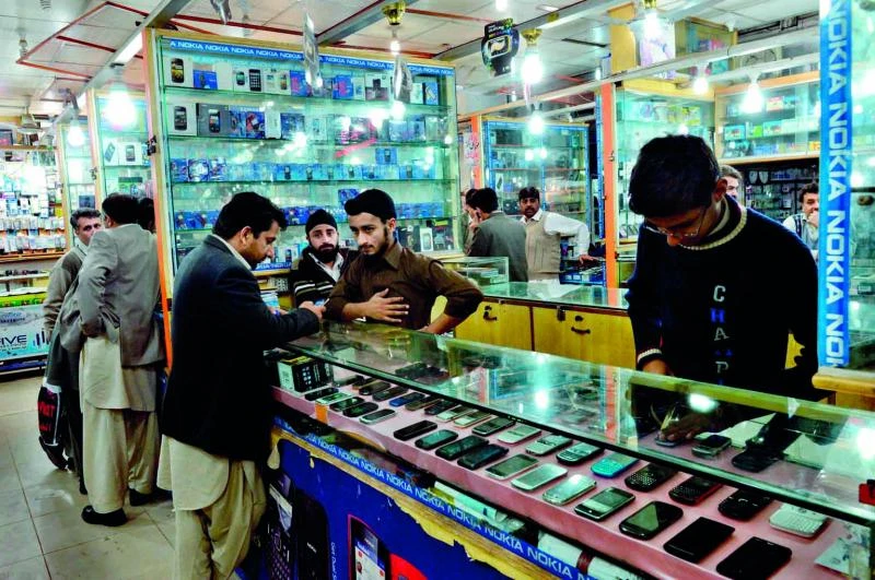 Pakistani Taleban threaten to bomb mobile phone shops