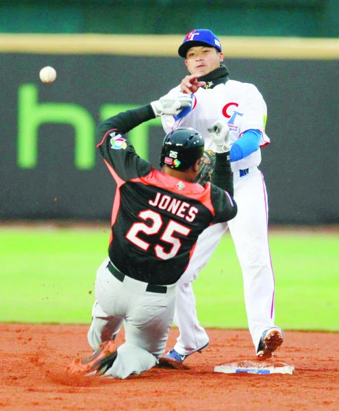 Taiwan downs Netherlands 8-3