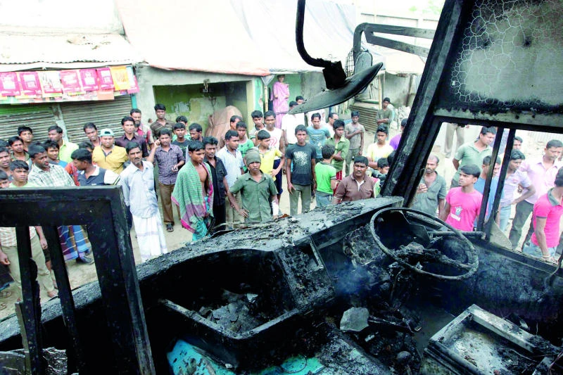 Clashes, bomb blasts mark Bangladesh opposition protest