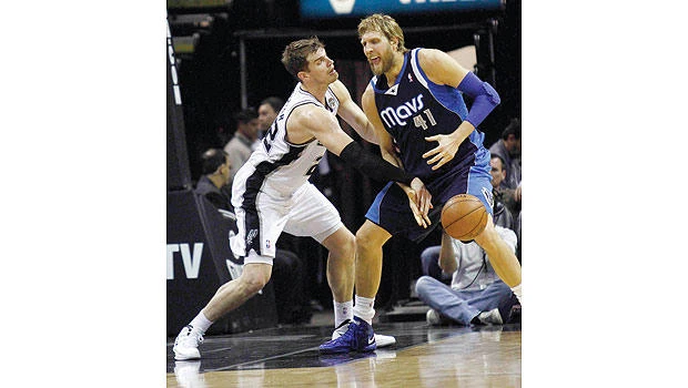 Spurs beat Mavs to clinch playoff spot