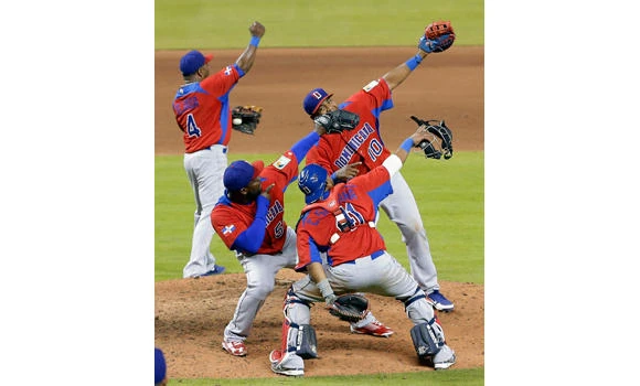 Dominicans edge US to reach WBC semis