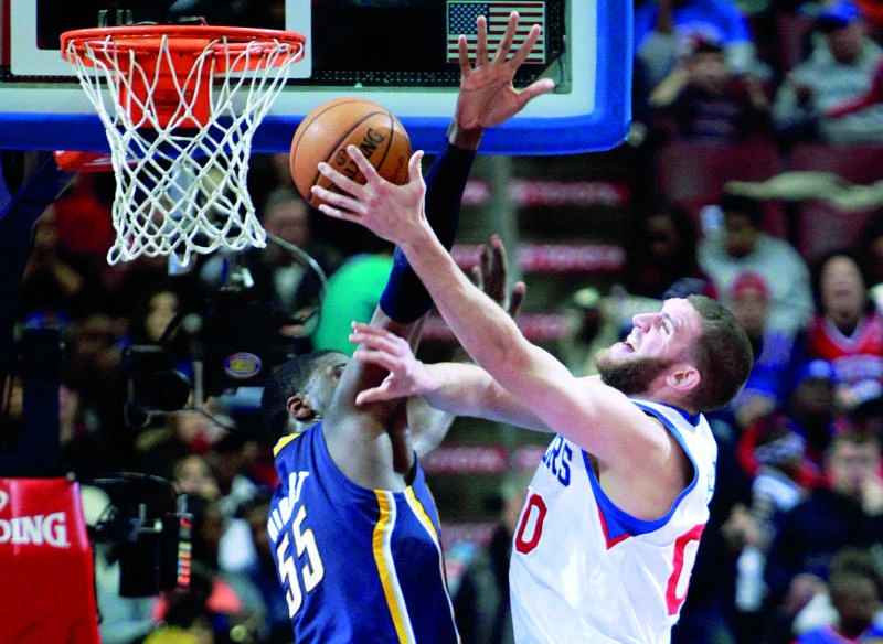 Hawes shines as Sixers down Pacers