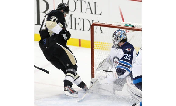 Evgeni Malkin returns, Penguins win 14th straight