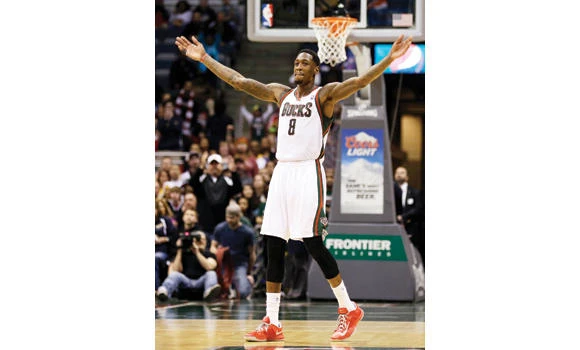 Sanders helps Bucks beat Lakers