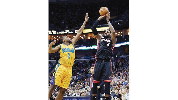 Duncan dazzles as Spurs outlast Clippers