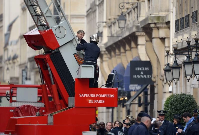 Poet climber ascends US Embassy in Paris