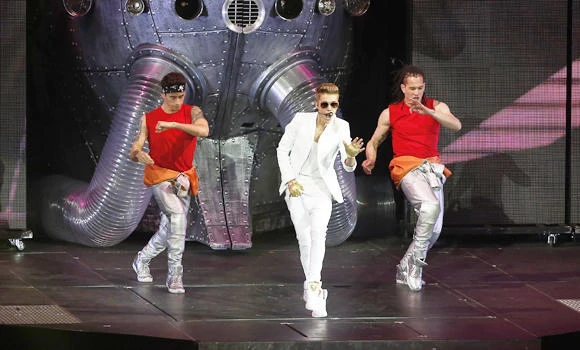 Bieber sorry for late London appearance