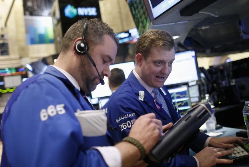 World shares slip on growth worries