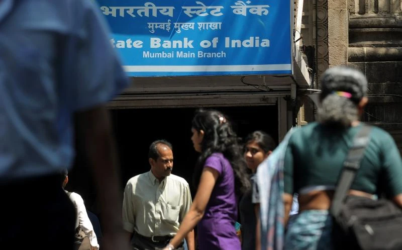 India rupee gains on debt, share sale inflows