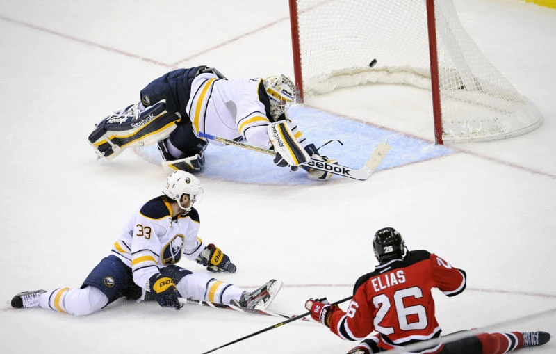 Devils rally to snap winless streak in shootout vs Sabres