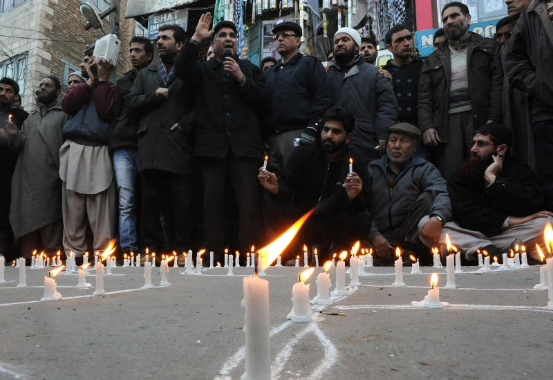 Militants kill two policemen in Kashmir
