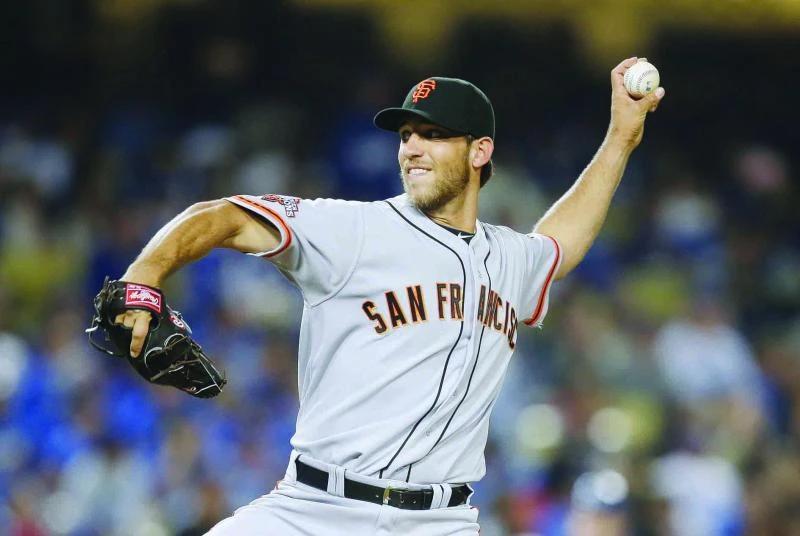 Bumgarner eclipses Ryu as Giants blank Dodgers 3-0