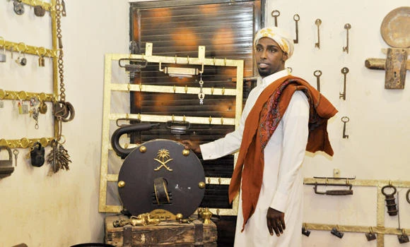 Saudi locksmith displays world’s biggest iron lock