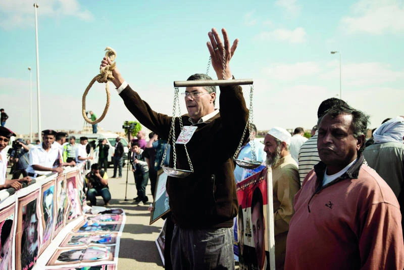 Mubarak retrial collapses in chaos