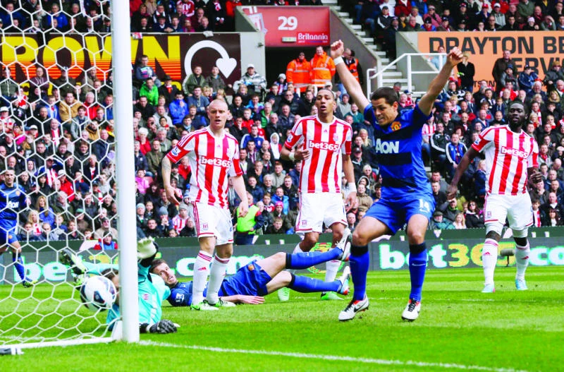 United closes on title; Sunderland wins derby