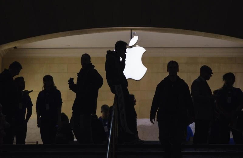 Apple plunges as supplier slashes profit forecast
