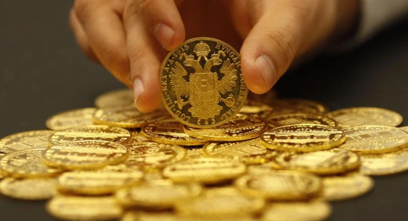Growth fears hit oil price, gold recovers