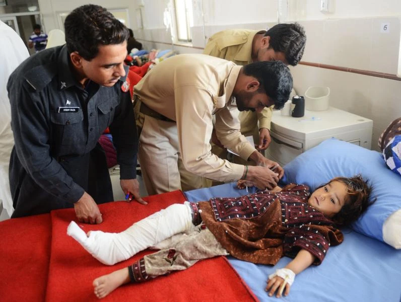 Pakistan survivors scour homes after earthquake