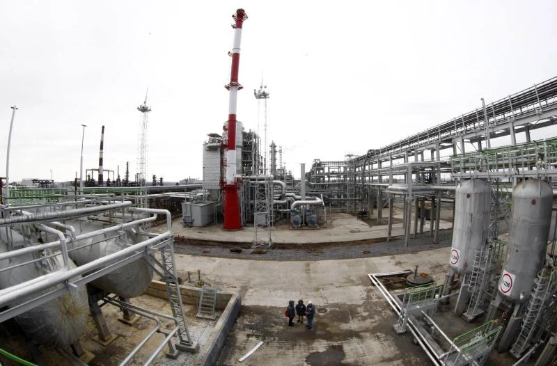 Brent May crude falls $2.72, or 2.64%, to $100.39