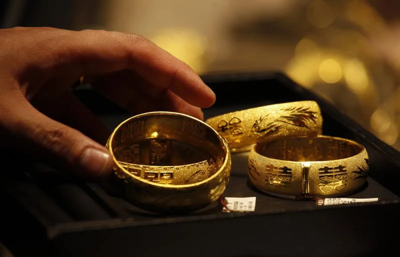 Gold rises on physical buying, outlook cautious