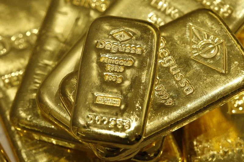 Gold rises as buyers swoop, gains may be short-lived