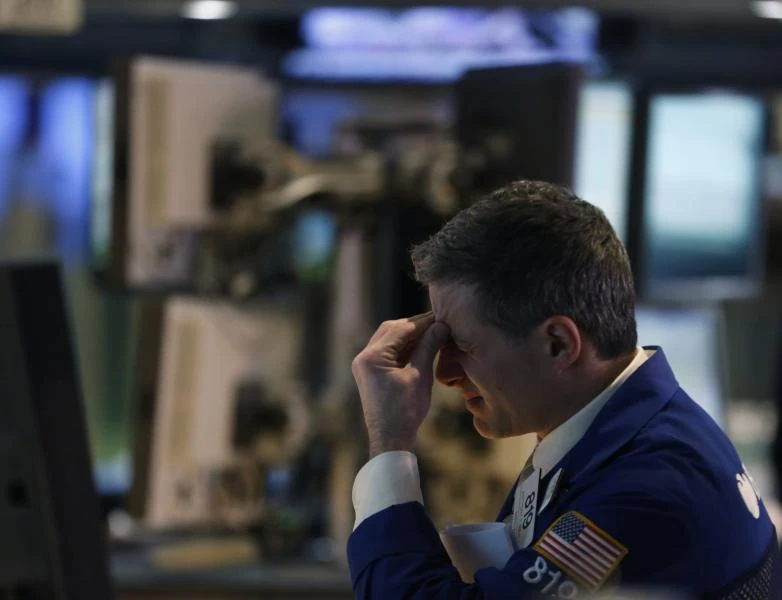 Stocks pare losses after jobs report disappoints