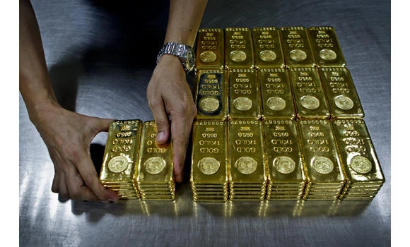 Gold plunges to lowest in more than two years