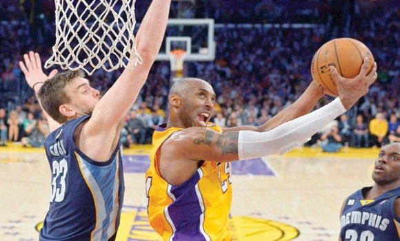 Lakers down Grizzlies to stay in playoff hunt