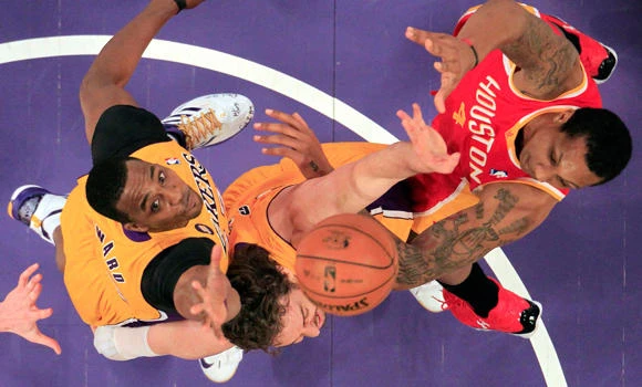 Gasol’s triple-double helps Lakers clinch playoff spot