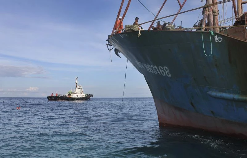 Stranded Chinese boat removed from Philippines marine sanctuary