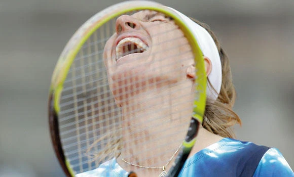 Kuznetsova survives rough welcome to Estoril clay