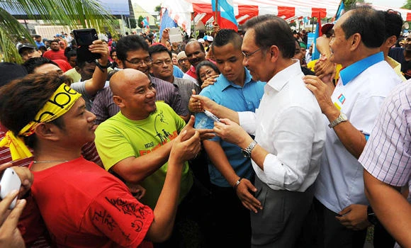 Malaysian election violence spikes with bombing