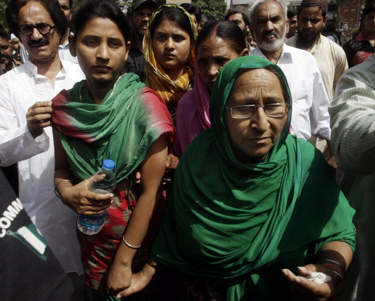 Islamabad allows family to see Sarabjit, denies consular access