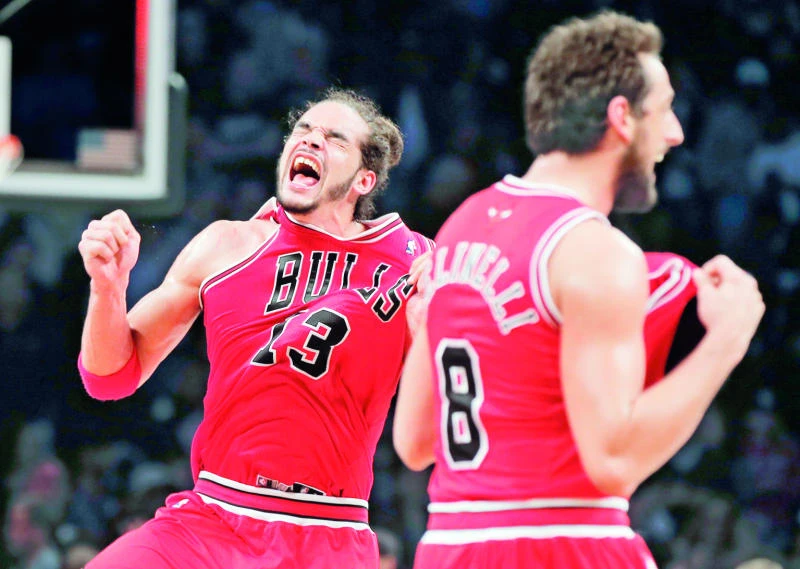 Noah leads short-handed Bulls into 2nd round