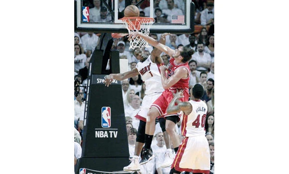 Bulls steal Game 1, shock Heat 93-86