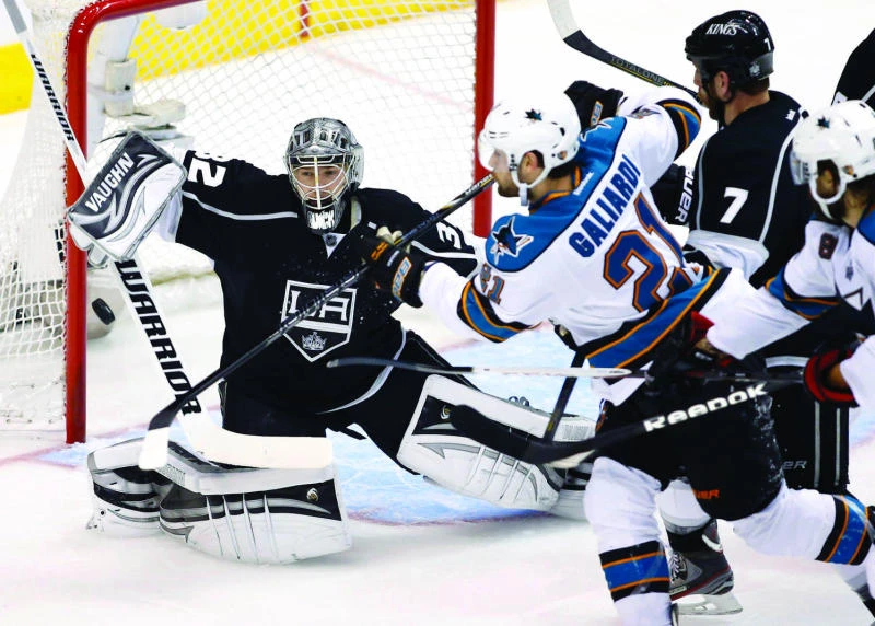 Penguins jump on Senators in series opener