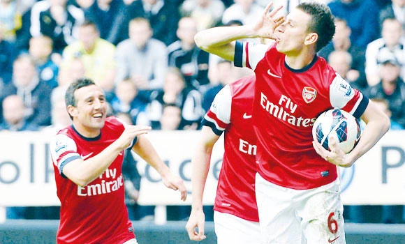 Arsenal wins race for fourth, Fergie bows out