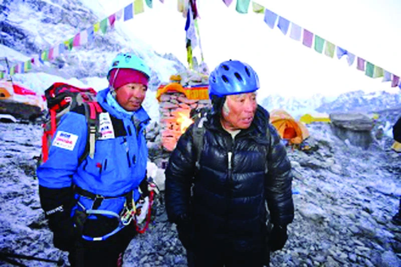 Octogenarians race to be oldest Everest climber