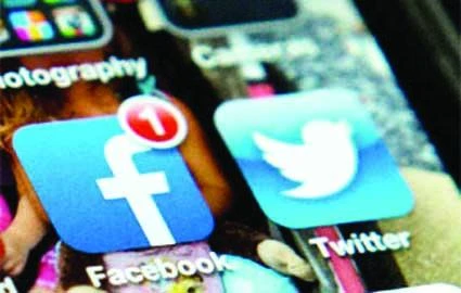Poll: More US teens turn to Twitter; Facebook old