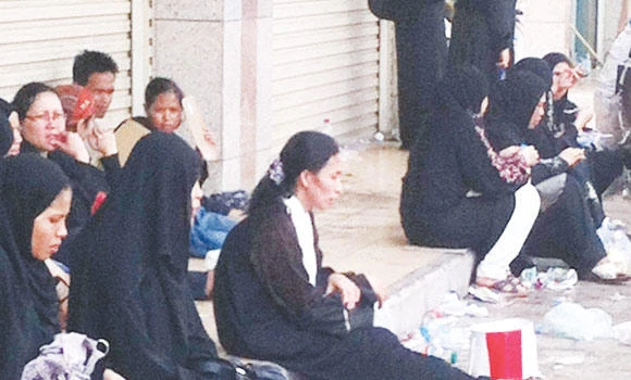 Thousands of Indonesians seek travel documents
