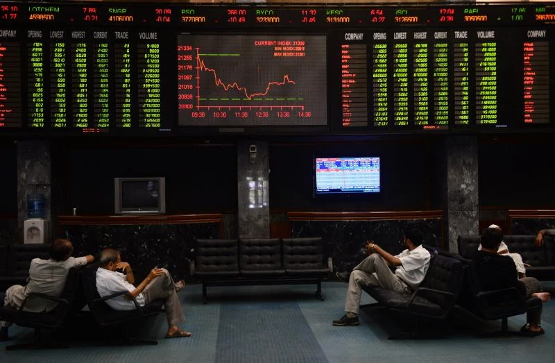 Pakistan stocks close lower, rupee weakens